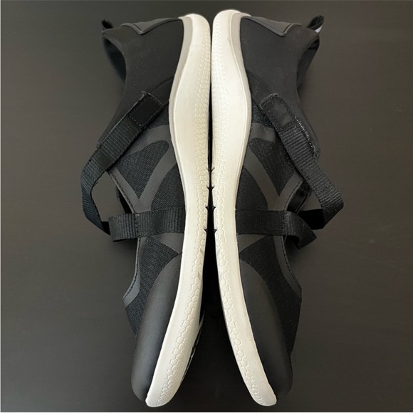 Lands’ End Mary Jane Water Shoes - Picture 4 of 11